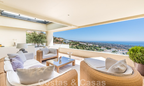 Penthouse duplex moderne à vendre avec vue panoramique sur la mer, situé dans un complexe convoité à Los Monteros, Marbella 52262