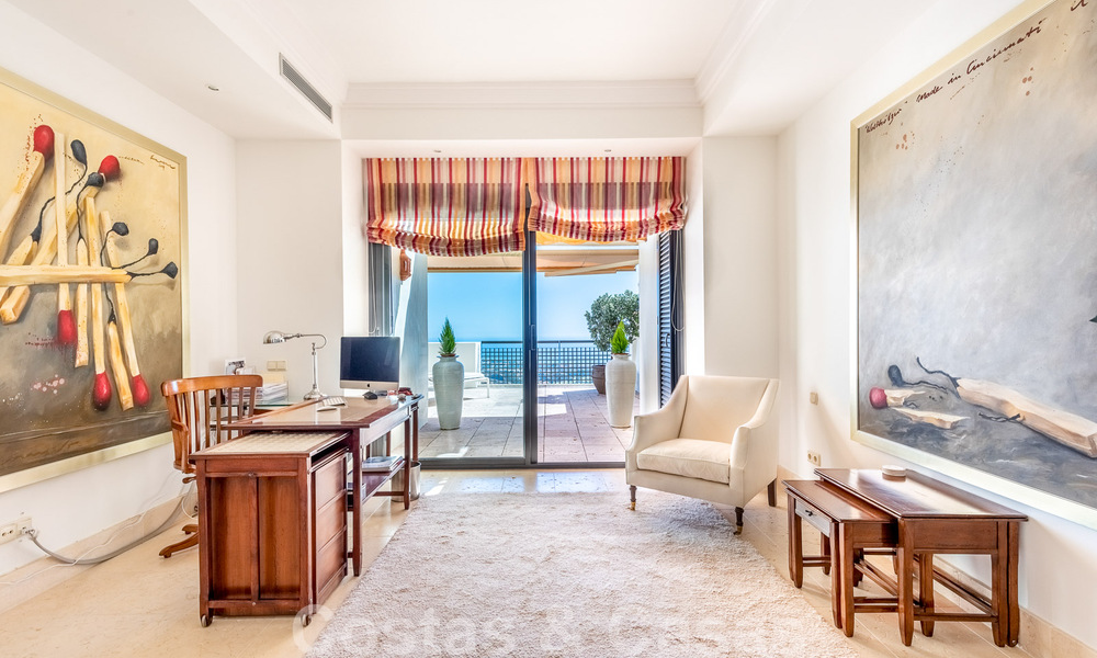 Penthouse duplex moderne à vendre avec vue panoramique sur la mer, situé dans un complexe convoité à Los Monteros, Marbella 52263