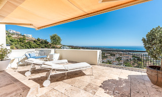 Penthouse duplex moderne à vendre avec vue panoramique sur la mer, situé dans un complexe convoité à Los Monteros, Marbella 52264 