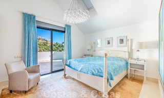 Penthouse duplex moderne à vendre avec vue panoramique sur la mer, situé dans un complexe convoité à Los Monteros, Marbella 52265 
