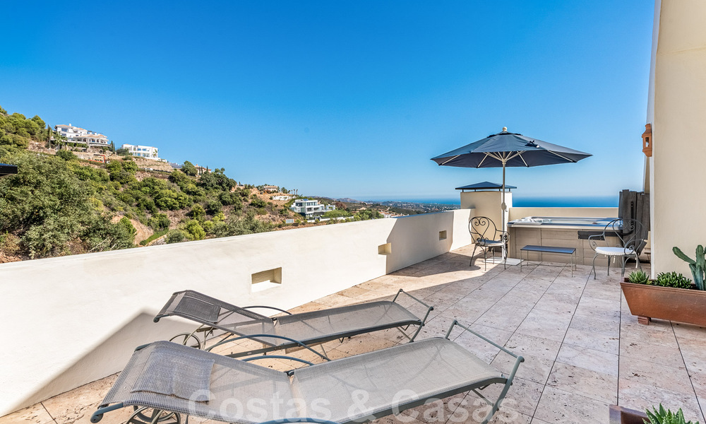 Penthouse duplex moderne à vendre avec vue panoramique sur la mer, situé dans un complexe convoité à Los Monteros, Marbella 52267