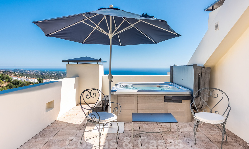 Penthouse duplex moderne à vendre avec vue panoramique sur la mer, situé dans un complexe convoité à Los Monteros, Marbella 52268
