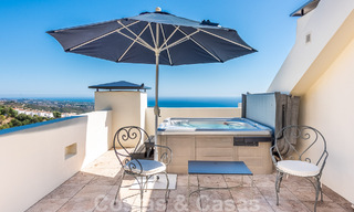 Penthouse duplex moderne à vendre avec vue panoramique sur la mer, situé dans un complexe convoité à Los Monteros, Marbella 52268 