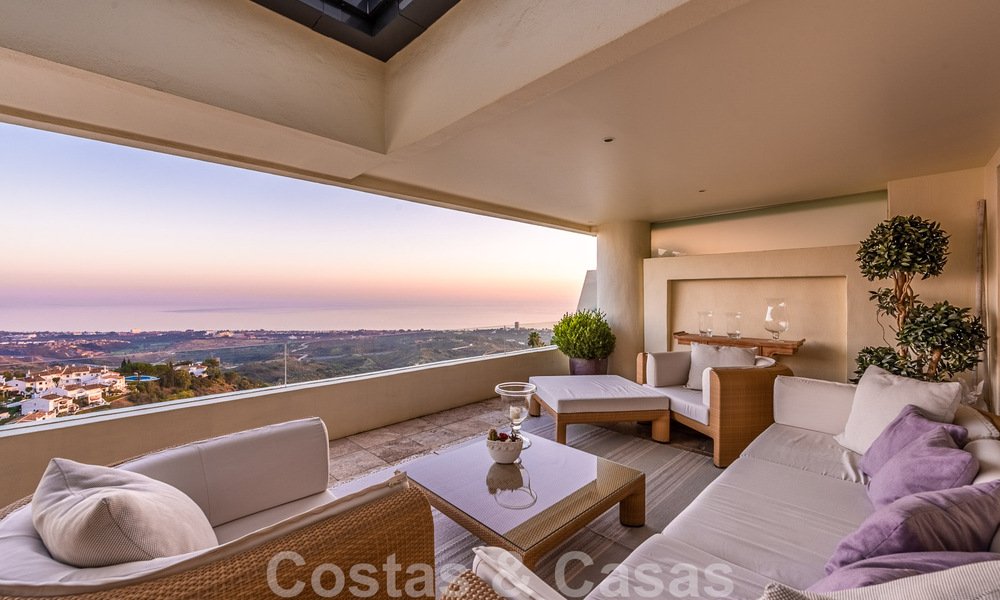 Penthouse duplex moderne à vendre avec vue panoramique sur la mer, situé dans un complexe convoité à Los Monteros, Marbella 52275