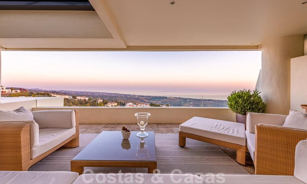 Penthouse duplex moderne à vendre avec vue panoramique sur la mer, situé dans un complexe convoité à Los Monteros, Marbella 52276