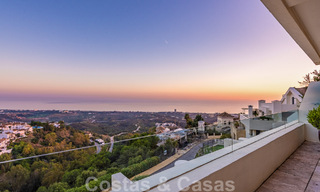 Penthouse duplex moderne à vendre avec vue panoramique sur la mer, situé dans un complexe convoité à Los Monteros, Marbella 52277 
