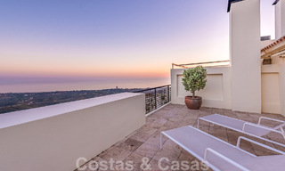 Penthouse duplex moderne à vendre avec vue panoramique sur la mer, situé dans un complexe convoité à Los Monteros, Marbella 52278 