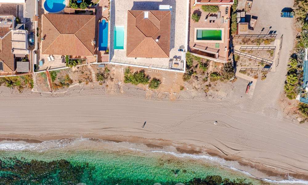 Superbe villa de plage moderne et méditerranéenne à vendre avec vue frontale sur la mer, en première ligne de plage à Mijas, Costa del Sol 54557