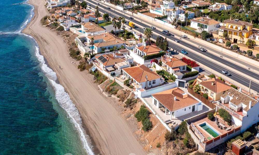 Superbe villa de plage moderne et méditerranéenne à vendre avec vue frontale sur la mer, en première ligne de plage à Mijas, Costa del Sol 54558