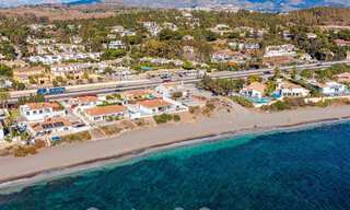 Superbe villa de plage moderne et méditerranéenne à vendre avec vue frontale sur la mer, en première ligne de plage à Mijas, Costa del Sol 54559 