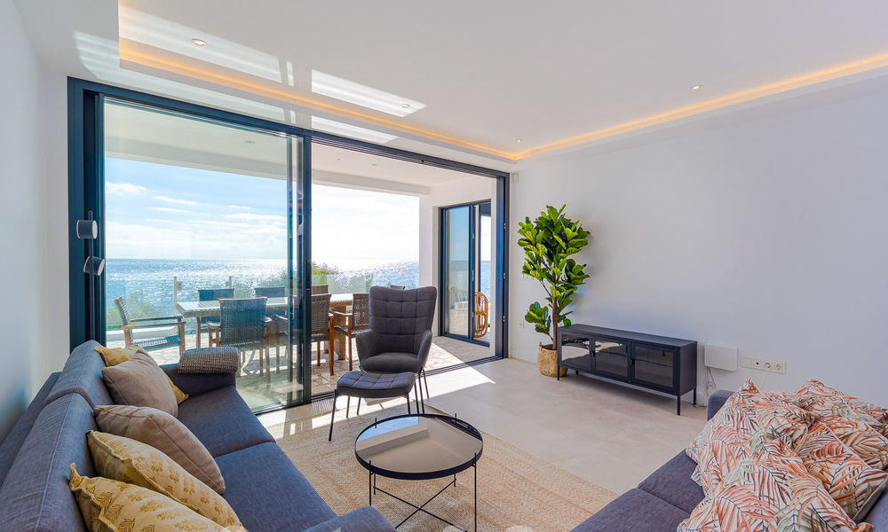 Superbe villa de plage moderne et méditerranéenne à vendre avec vue frontale sur la mer, en première ligne de plage à Mijas, Costa del Sol 54566