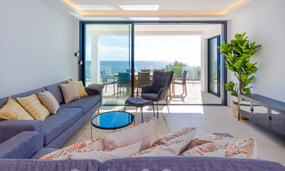Superbe villa de plage moderne et méditerranéenne à vendre avec vue frontale sur la mer, en première ligne de plage à Mijas, Costa del Sol 54567 