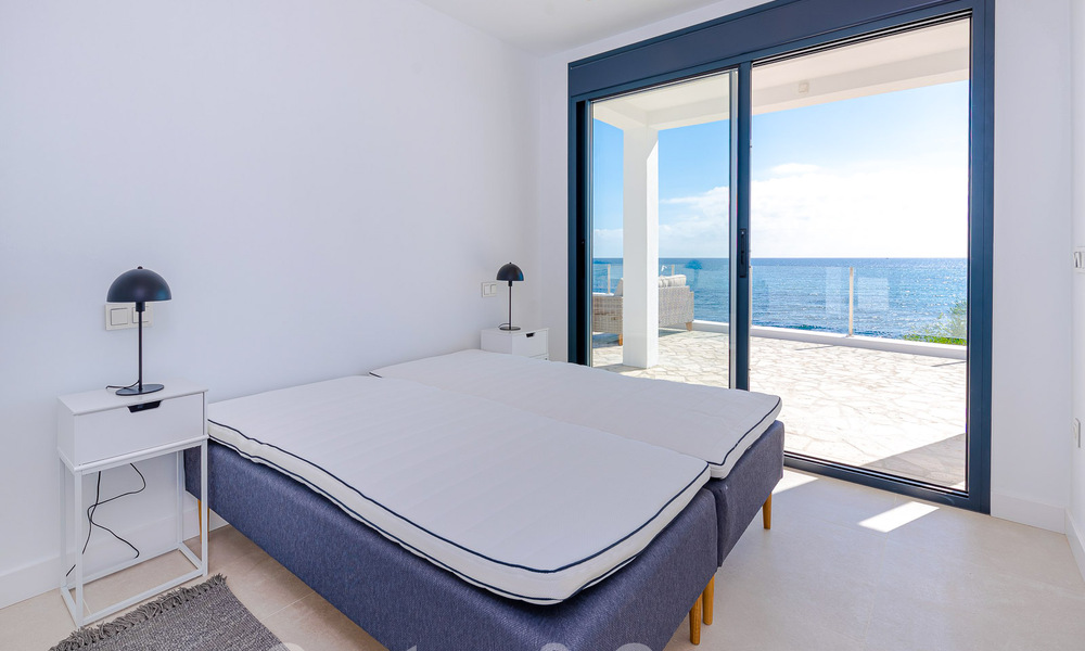 Superbe villa de plage moderne et méditerranéenne à vendre avec vue frontale sur la mer, en première ligne de plage à Mijas, Costa del Sol 54572
