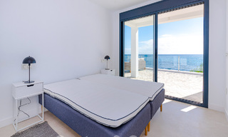 Superbe villa de plage moderne et méditerranéenne à vendre avec vue frontale sur la mer, en première ligne de plage à Mijas, Costa del Sol 54572 