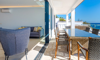 Superbe villa de plage moderne et méditerranéenne à vendre avec vue frontale sur la mer, en première ligne de plage à Mijas, Costa del Sol 54576 
