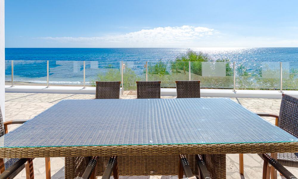 Superbe villa de plage moderne et méditerranéenne à vendre avec vue frontale sur la mer, en première ligne de plage à Mijas, Costa del Sol 54581