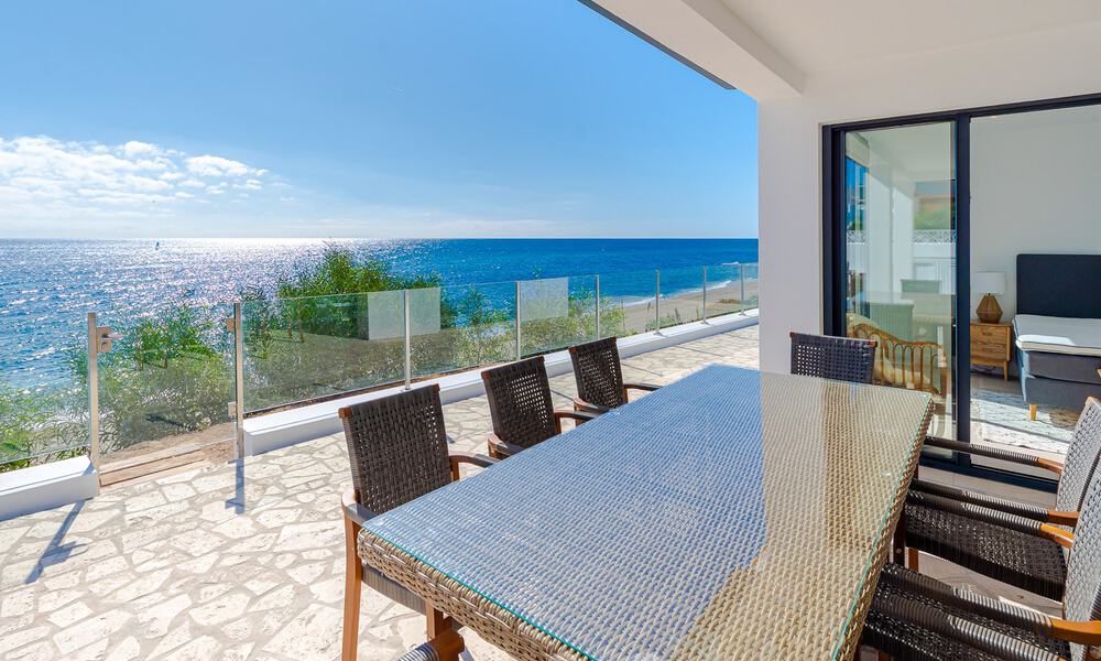 Superbe villa de plage moderne et méditerranéenne à vendre avec vue frontale sur la mer, en première ligne de plage à Mijas, Costa del Sol 54582