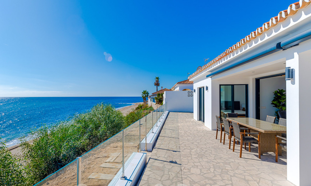 Superbe villa de plage moderne et méditerranéenne à vendre avec vue frontale sur la mer, en première ligne de plage à Mijas, Costa del Sol 54583