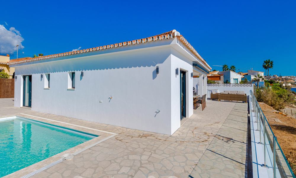 Superbe villa de plage moderne et méditerranéenne à vendre avec vue frontale sur la mer, en première ligne de plage à Mijas, Costa del Sol 54586