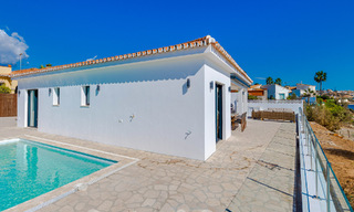 Superbe villa de plage moderne et méditerranéenne à vendre avec vue frontale sur la mer, en première ligne de plage à Mijas, Costa del Sol 54586 