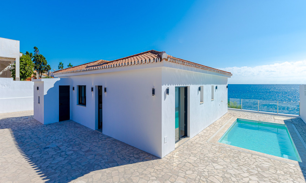 Superbe villa de plage moderne et méditerranéenne à vendre avec vue frontale sur la mer, en première ligne de plage à Mijas, Costa del Sol 54589