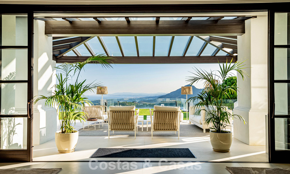 Villa de luxe à vendre avec vue sur la mer, entourée de verdure dans le complexe de golf exclusif La Zagaleta, Marbella - Benahavis 54090