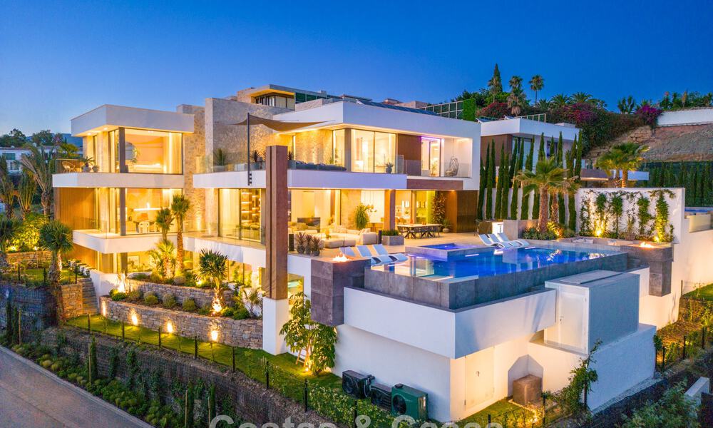Superbe villa de luxe architecturale à vendre avec vue sur la mer dans un quartier résidentiel protégé sur les collines de La Quinta à Marbella - Benahavis 54120