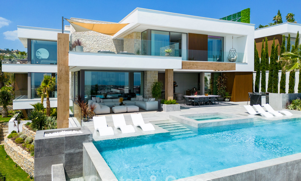 Superbe villa de luxe architecturale à vendre avec vue sur la mer dans un quartier résidentiel protégé sur les collines de La Quinta à Marbella - Benahavis 54124