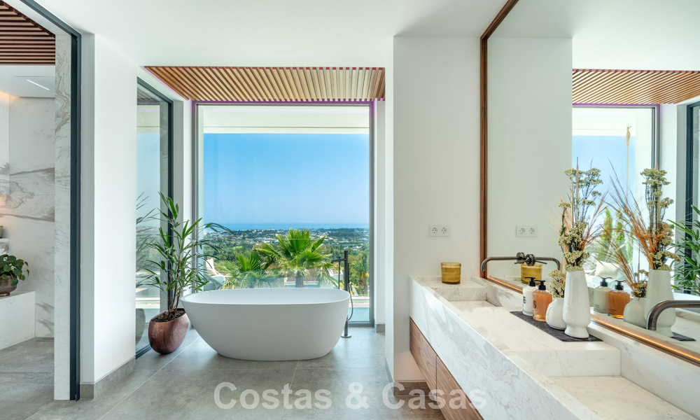 Superbe villa de luxe architecturale à vendre avec vue sur la mer dans un quartier résidentiel protégé sur les collines de La Quinta à Marbella - Benahavis 54130