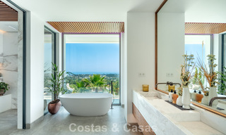 Superbe villa de luxe architecturale à vendre avec vue sur la mer dans un quartier résidentiel protégé sur les collines de La Quinta à Marbella - Benahavis 54130 