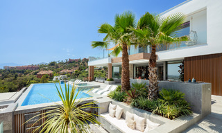 Superbe villa de luxe architecturale à vendre avec vue sur la mer dans un quartier résidentiel protégé sur les collines de La Quinta à Marbella - Benahavis 54140 