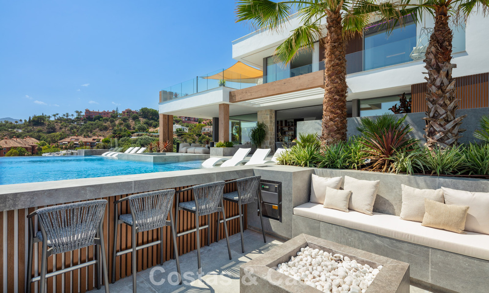 Superbe villa de luxe architecturale à vendre avec vue sur la mer dans un quartier résidentiel protégé sur les collines de La Quinta à Marbella - Benahavis 54141