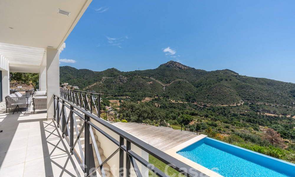 Villa de luxe indépendante de style andalou à vendre dans un environnement naturel à Marbella - Benahavis 55271