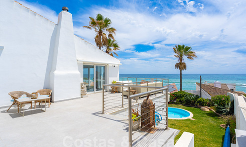 Villa méditerranéenne à vendre avec intérieur contemporain et vue frontale sur la mer dans une urbanisation protégée en bord de mer à Estepona 55795
