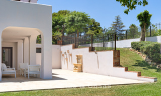 Villa de luxe de style andalou entourée de verdure sur un grand terrain à Marbella - Estepona 56292 