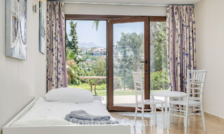 Villa de luxe de style andalou entourée de verdure sur un grand terrain à Marbella - Estepona 56294 