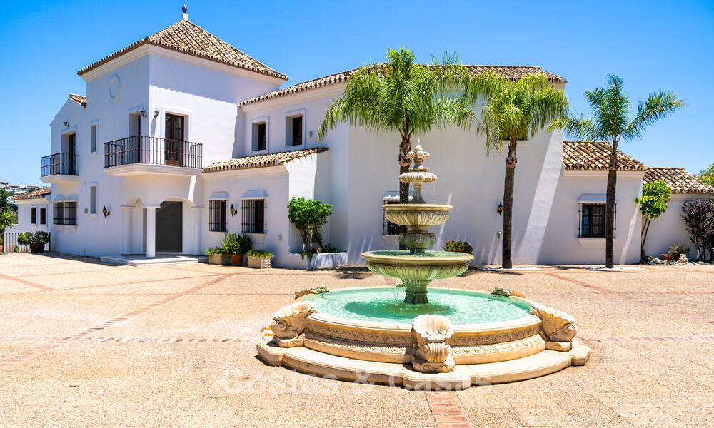 Villa de luxe de style andalou entourée de verdure sur un grand terrain à Marbella - Estepona 56297