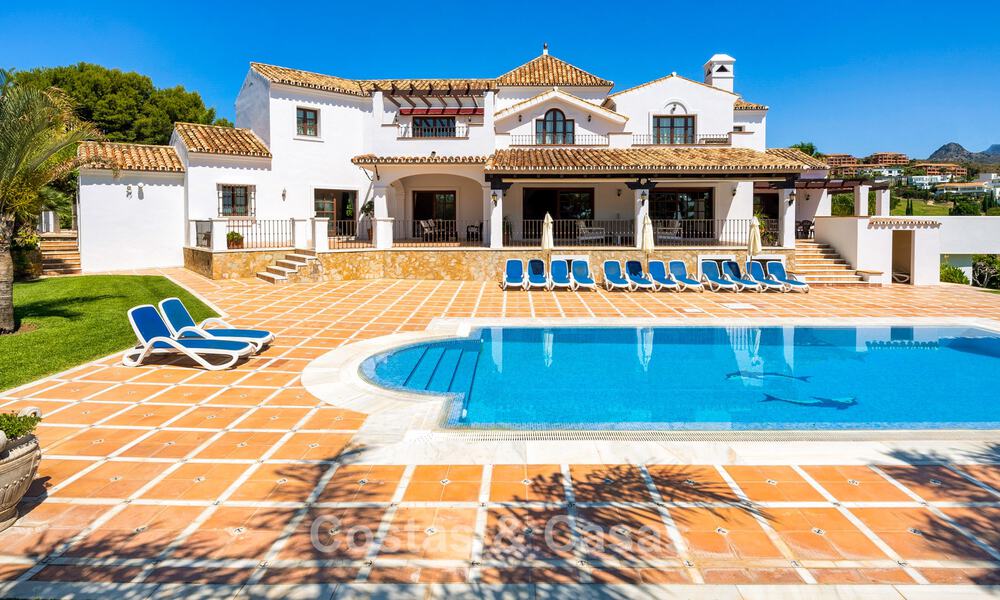 Villa de luxe de style andalou entourée de verdure sur un grand terrain à Marbella - Estepona 56298
