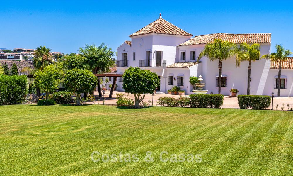 Villa de luxe de style andalou entourée de verdure sur un grand terrain à Marbella - Estepona 56299