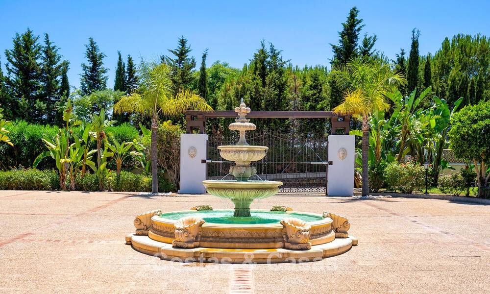 Villa de luxe de style andalou entourée de verdure sur un grand terrain à Marbella - Estepona 56300