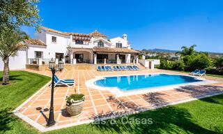 Villa de luxe de style andalou entourée de verdure sur un grand terrain à Marbella - Estepona 56301 