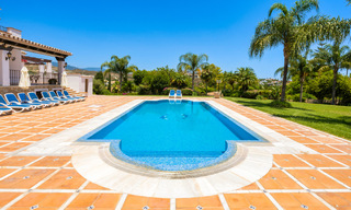 Villa de luxe de style andalou entourée de verdure sur un grand terrain à Marbella - Estepona 56303 
