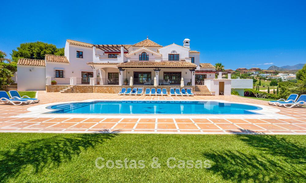 Villa de luxe de style andalou entourée de verdure sur un grand terrain à Marbella - Estepona 56304