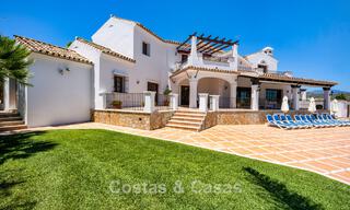 Villa de luxe de style andalou entourée de verdure sur un grand terrain à Marbella - Estepona 56306 