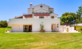 Villa de luxe de style andalou entourée de verdure sur un grand terrain à Marbella - Estepona 56309 