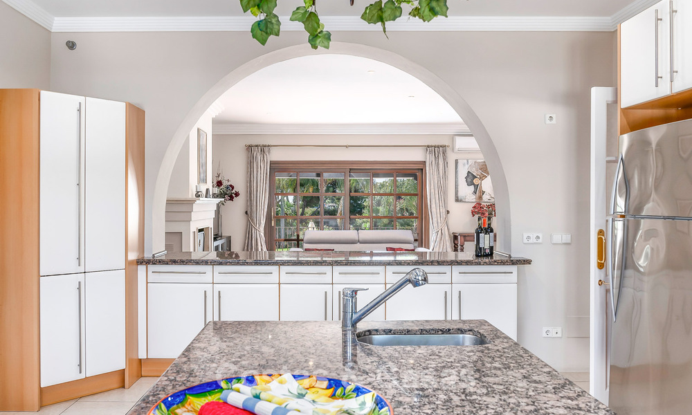 Villa de luxe de style andalou entourée de verdure sur un grand terrain à Marbella - Estepona 56315