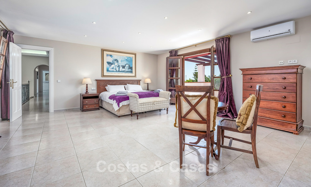 Villa de luxe de style andalou entourée de verdure sur un grand terrain à Marbella - Estepona 56328