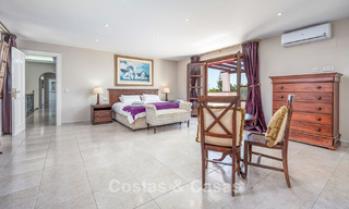 Villa de luxe de style andalou entourée de verdure sur un grand terrain à Marbella - Estepona 56328 