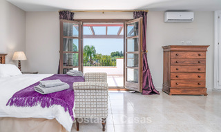 Villa de luxe de style andalou entourée de verdure sur un grand terrain à Marbella - Estepona 56329 