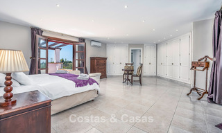Villa de luxe de style andalou entourée de verdure sur un grand terrain à Marbella - Estepona 56331 